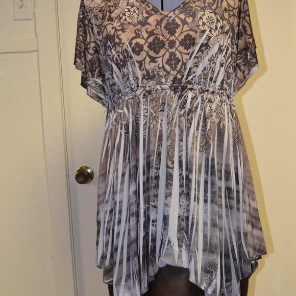 Ladies top - Picture 1 of 3